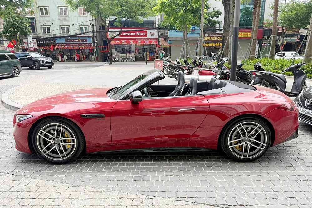 Un Mercedes-AMG SL43 rojo brillante aparece en las calles de Hanoi. Foto: Lan Minh