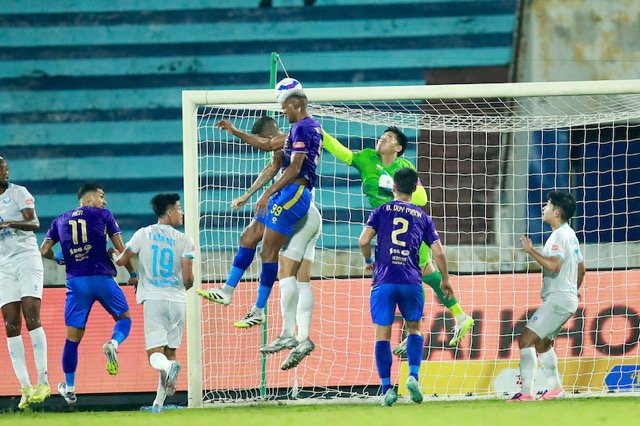 Nhung no luc cua Ha Noi FC chua the mang lai hieu qua. Anh: HNFC