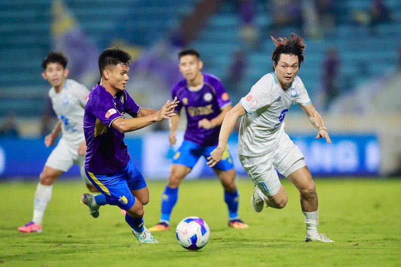 Nam Dinh va Ha Noi van no luc tim kiem ban thang. Anh: HNFC