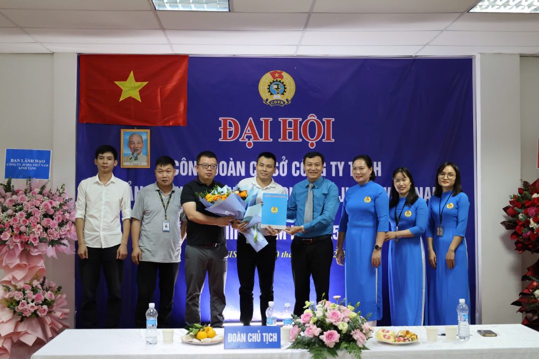 Representatives of the Bac Ninh Provincial Federation of Labor presented flowers and presented the Decision to the Executive Committee of the Company's Trade Union at the congress. Photo: Quyet Chien