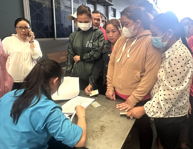 Cac cong nhan cua Cong ty Vinh Thong nhan ho tro tu LDLD TPHCM. Anh: Duc Long