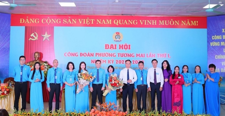 After the first Congress, term 2025 - 2030, Tuong Mai Ward Trade Union organized activities to improve operational skills, including implementing the Project on Developing Labor Relations. Photo: CDP