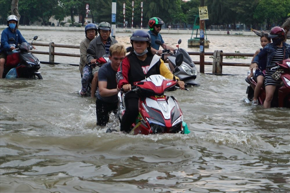 Ngap nuoc tren duong Tran Xuan Soan khien nguoi dan cuc kho trong di lai.  Anh: Minh Quan