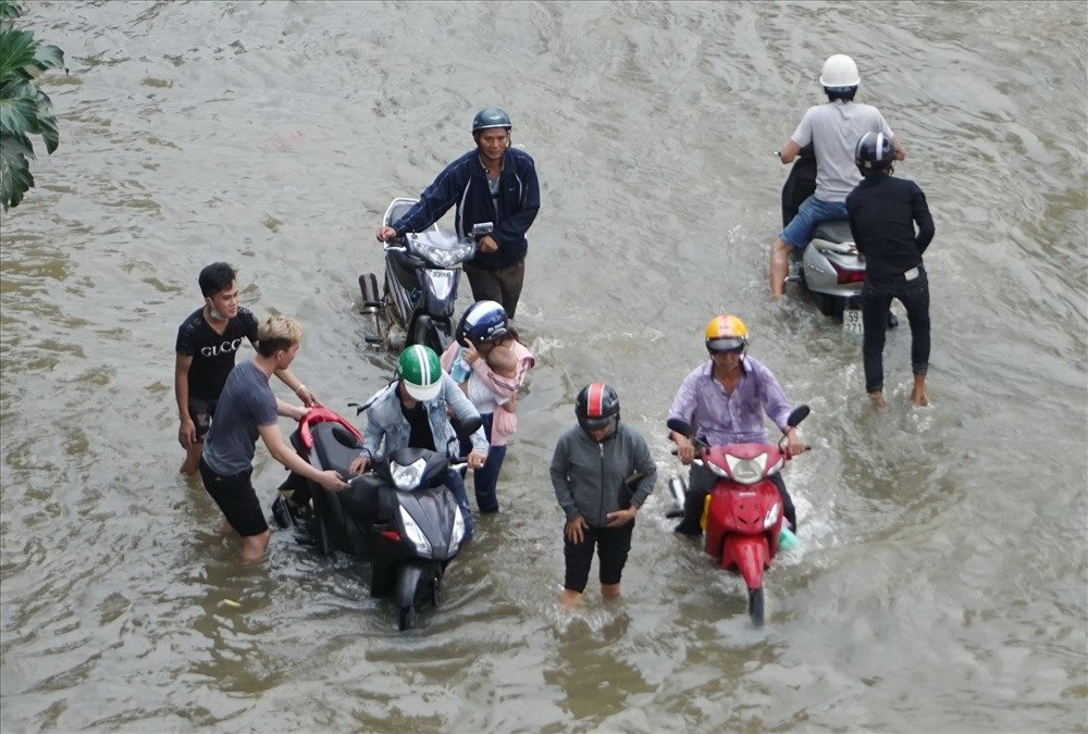 高潮のため、チャン・スアン・ソアン通りでは人々が移動するのに苦労した。写真: ミン・クアン