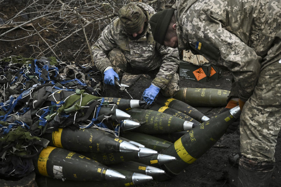 Ukrainian soldiers set up shells for the M777 heavy artillery before launching them at Russian military positions. Photo: AFP