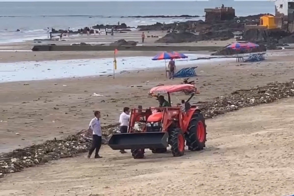 Hundreds of tons of garbage drifted into Bai Sau beach, more than 3km long, and was mobilized by the authorities to collect vehicles. Photo: Thanh An
