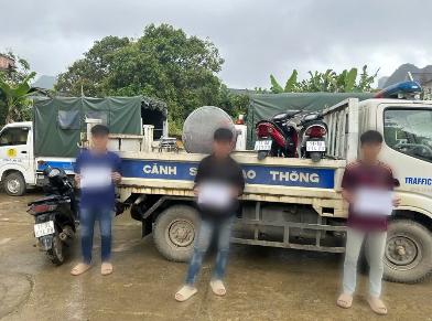 Nhóm học sinh ở Cao Bằng đã bị xử phạt sau khi điều khiển xe máy vi phạm giao thông. Ảnh: Phòng CSGT Cao Bằng