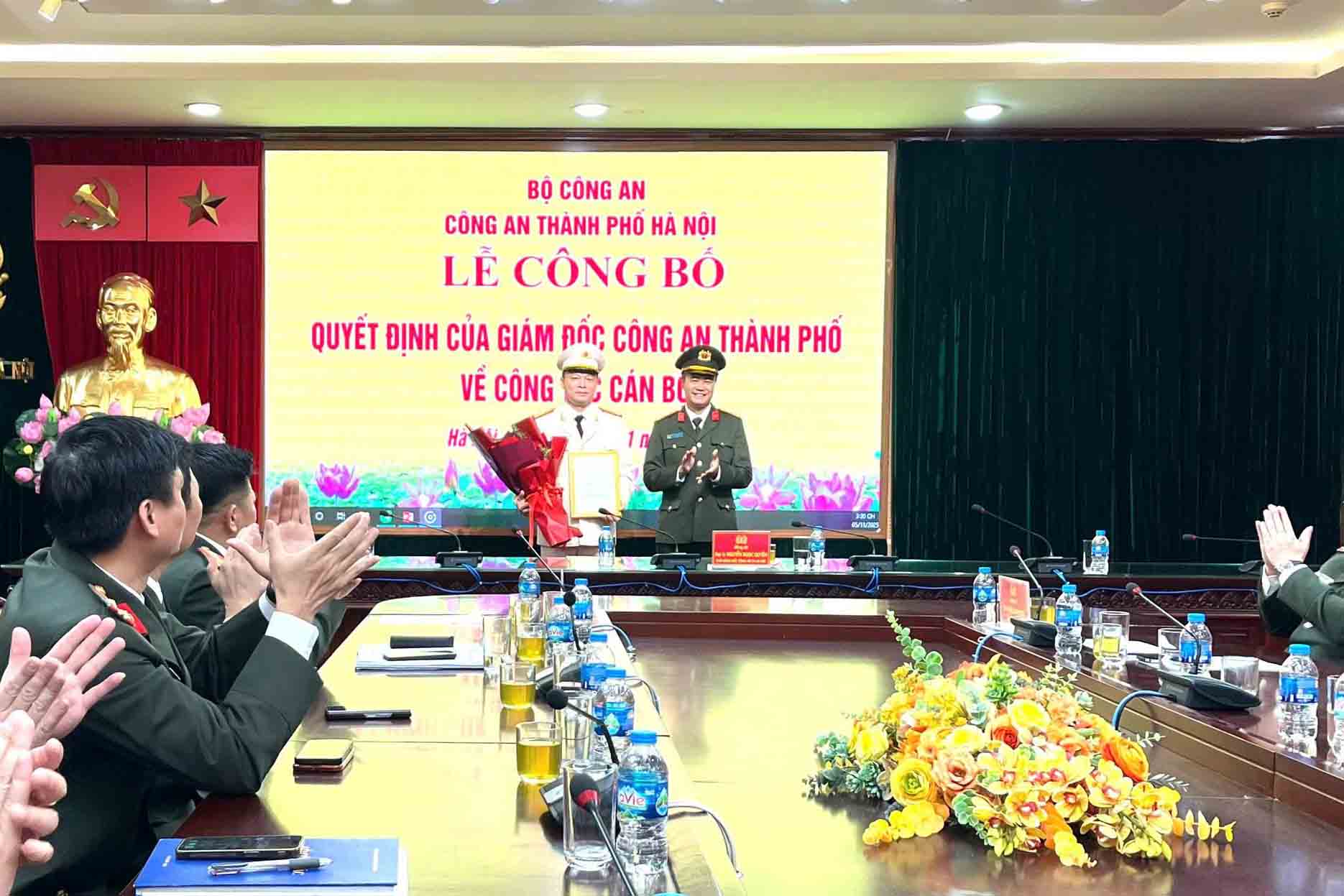 Colonel Nguyen Ngoc Quyen, Deputy Director of Hanoi Police, presented the Decision to Lieutenant Colonel Nguyen Hong Son. Photo: Hanoi Police