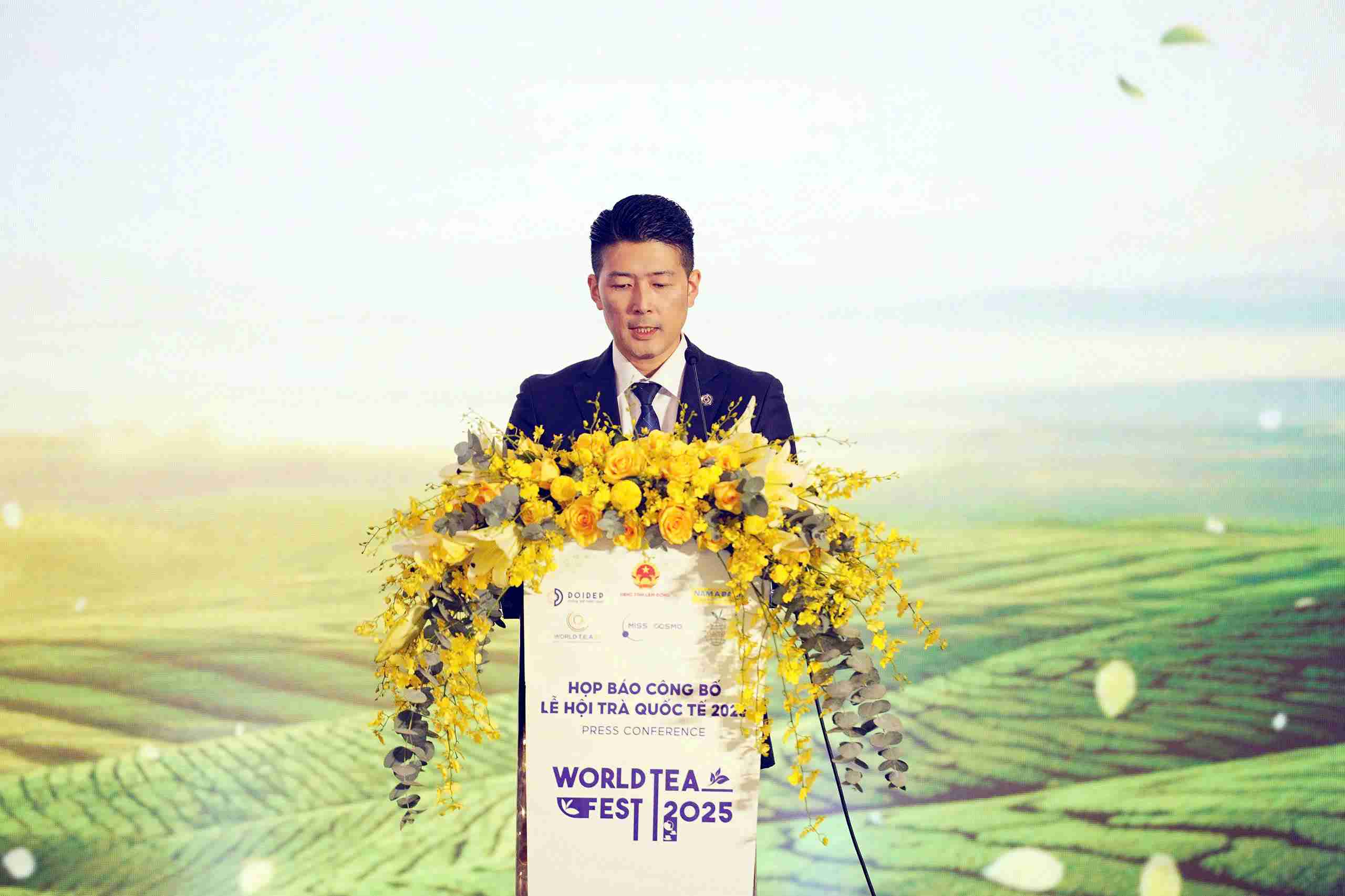 Ong Mori Kazuki - Tong Giam doc Cong ty Co phan Che Lam Dong phat bieu tai buoi hop bao. Anh: Bao Lam