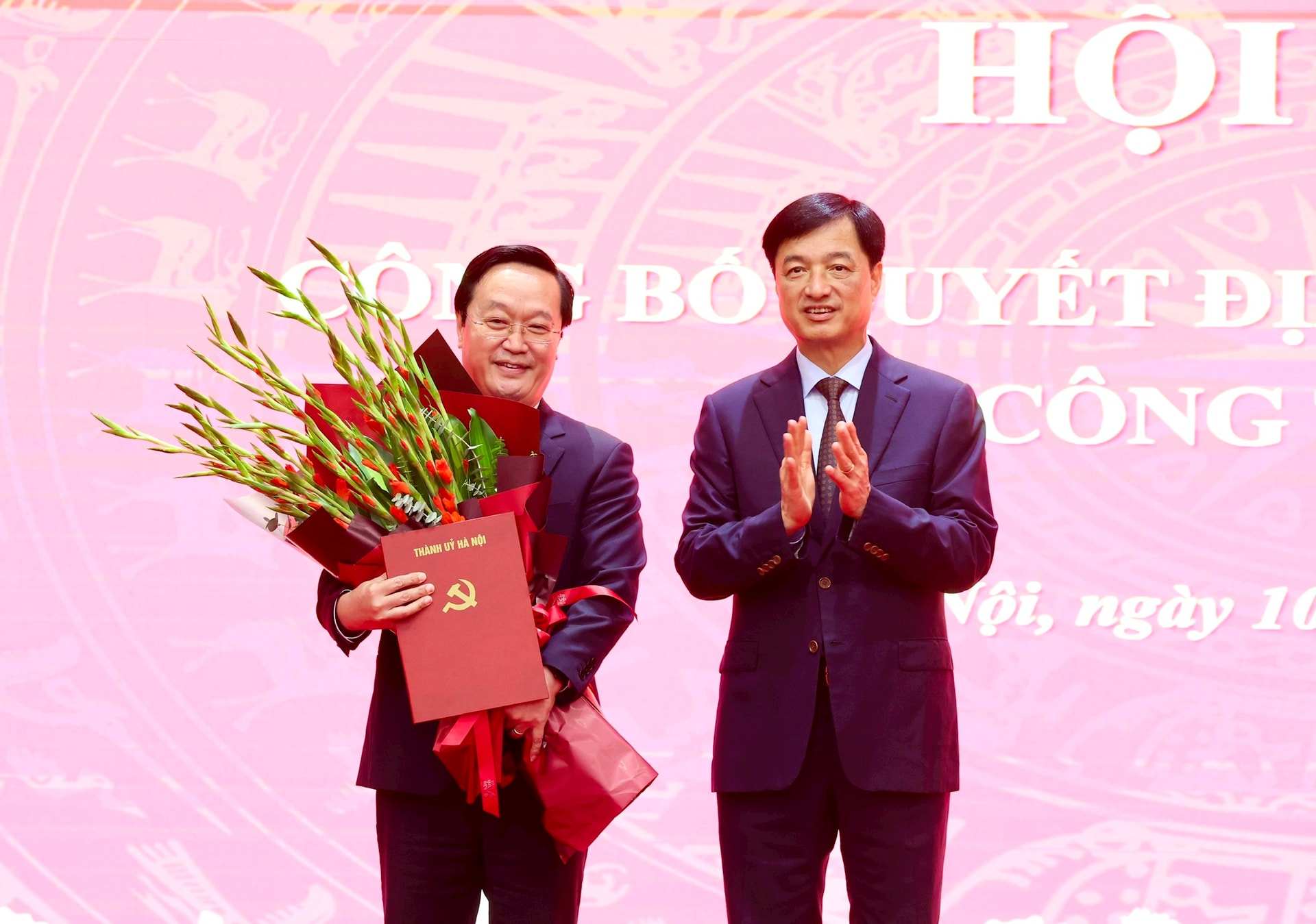 Bi thu Thanh uy Ha Noi Nguyen Duy Ngoc tang hoa chuc mung dong chi Nguyen Duc Trung. Anh: Viet Thanh 