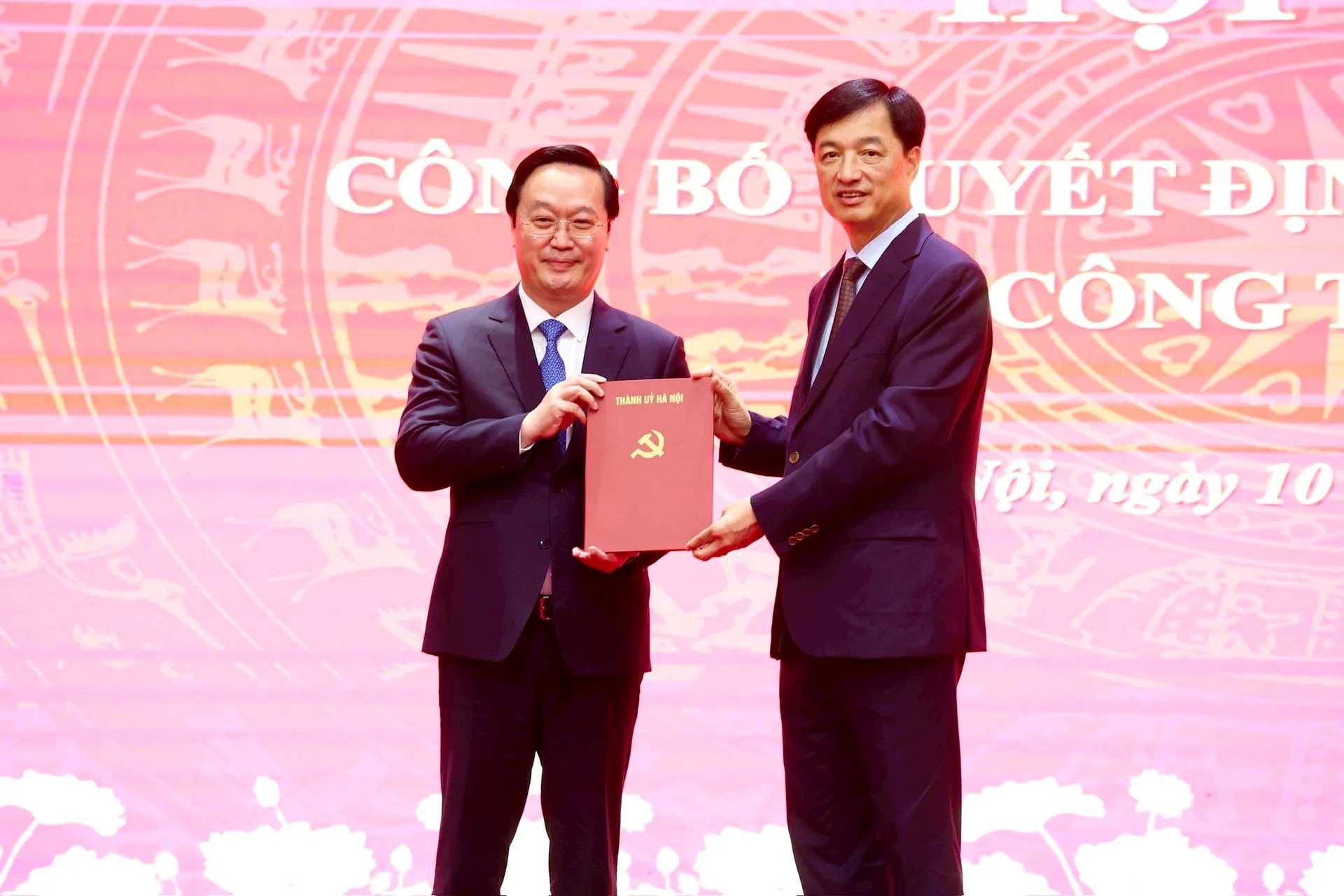 Politburo member and Secretary of the Hanoi Party Committee Nguyen Duy Ngoc presented the decision and congratulated Mr. Nguyen Duc Trung. Photo: Thanh Hai