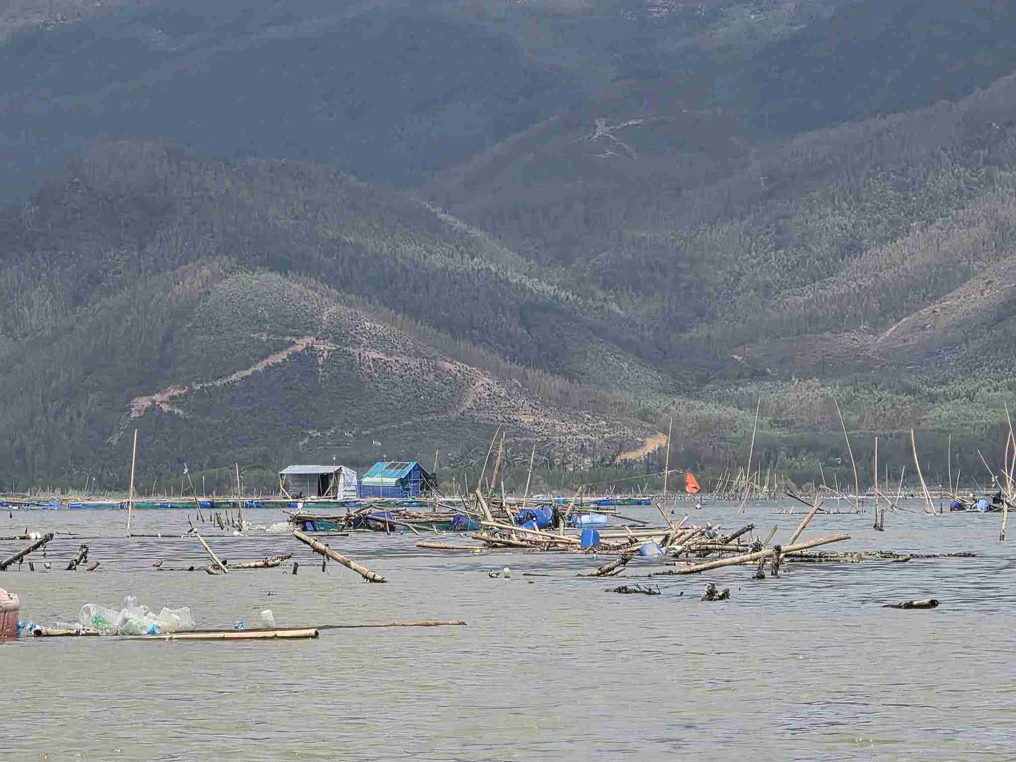 Dak Lak의 Cu Mong 연못 양어업자들은 태풍 후 빈털터리가 되었습니다. 사진: Binh Quy