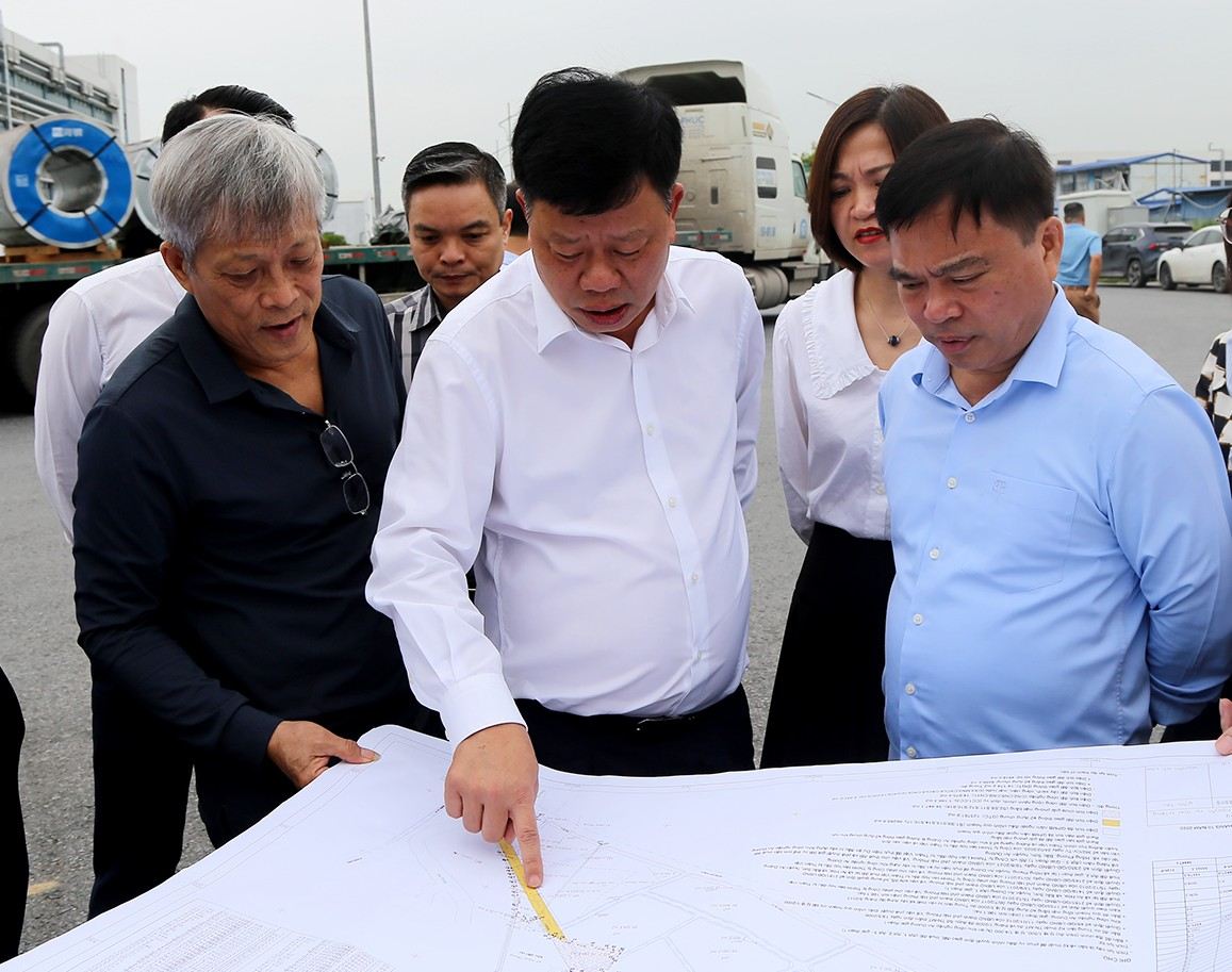 Pho Chu tich UBND thanh pho Le Trung Kien kiem tra tien do giai phong mat bang thuc hien Du an Khu cong nghiep An Duong. Ảnh: Cong TTDT Hai Phong