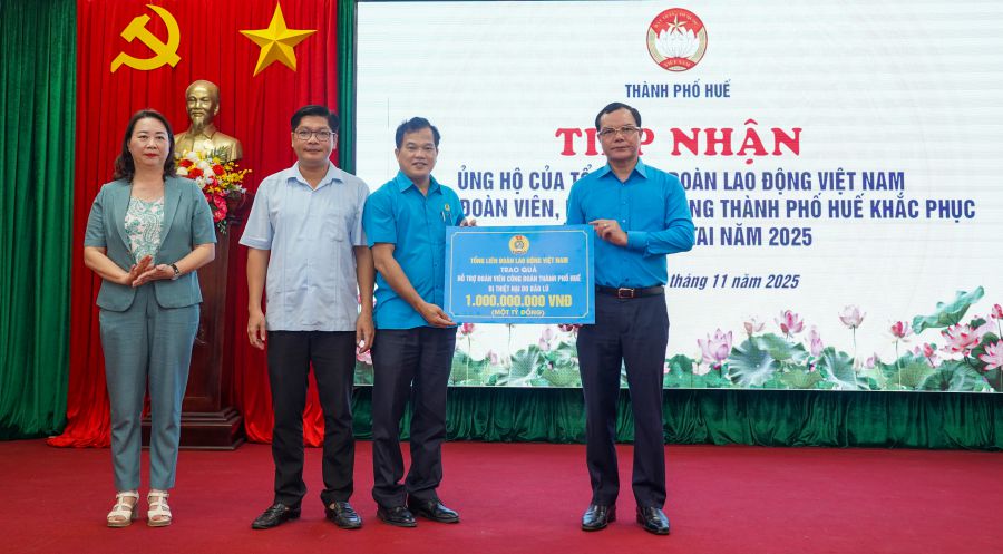 당 중앙위원회 위원 베트남 조국전선 중앙위원회 부위원장 베트남 노동총연맹 위원장 Nguyen Dinh Khang(오른쪽)이 후에시 조합원 간부 노동자 지원을 위한 10억 동 상징 표지판을 후에시 노동총연맹 위원장 Le Minh Nhan(왼쪽에서 세 번째 간부)에게 전달했습니다. 사진: Phuc Dat