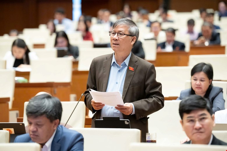 Delegate Nguyen Anh Tri (Hanoi delegation) proposed to add health insurance payment for infertility diagnosis and treatment services. Photo: Quochoi.vn