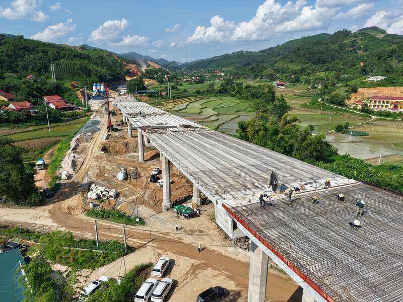 Cong nhan lam viec ngay dem day nhanh tien do. Anh: Khanh Linh