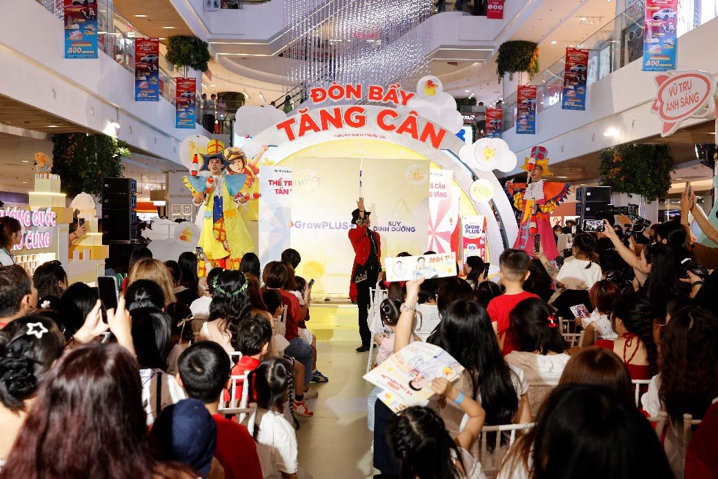 Nutifood GrowPLUS+ Suy Dinh Duong이 주최한 '큰 그림 그리기' 축제에는 2 500명 이상의 엄마와 아기가 참여했습니다. 사진: Nutifood 제공