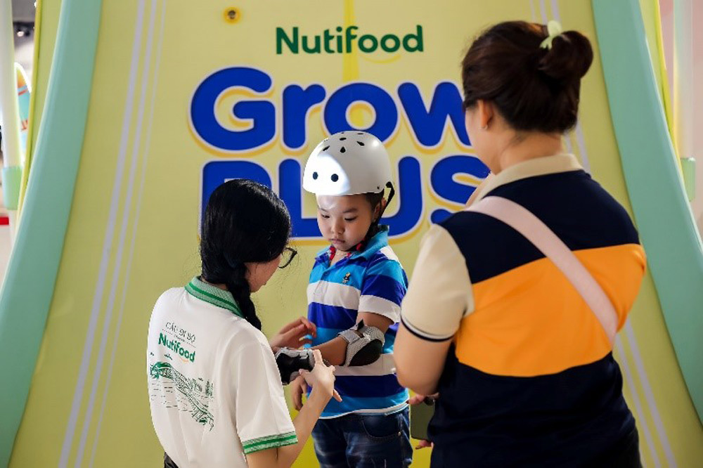 Cac ban nho hao hung tham gia cac khu tro choi. Anh: Nutifood