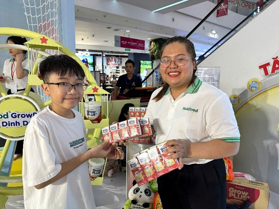 Nam Khang mua lien 4 loc sua sau khi duoc sampling. Anh: Nutifood