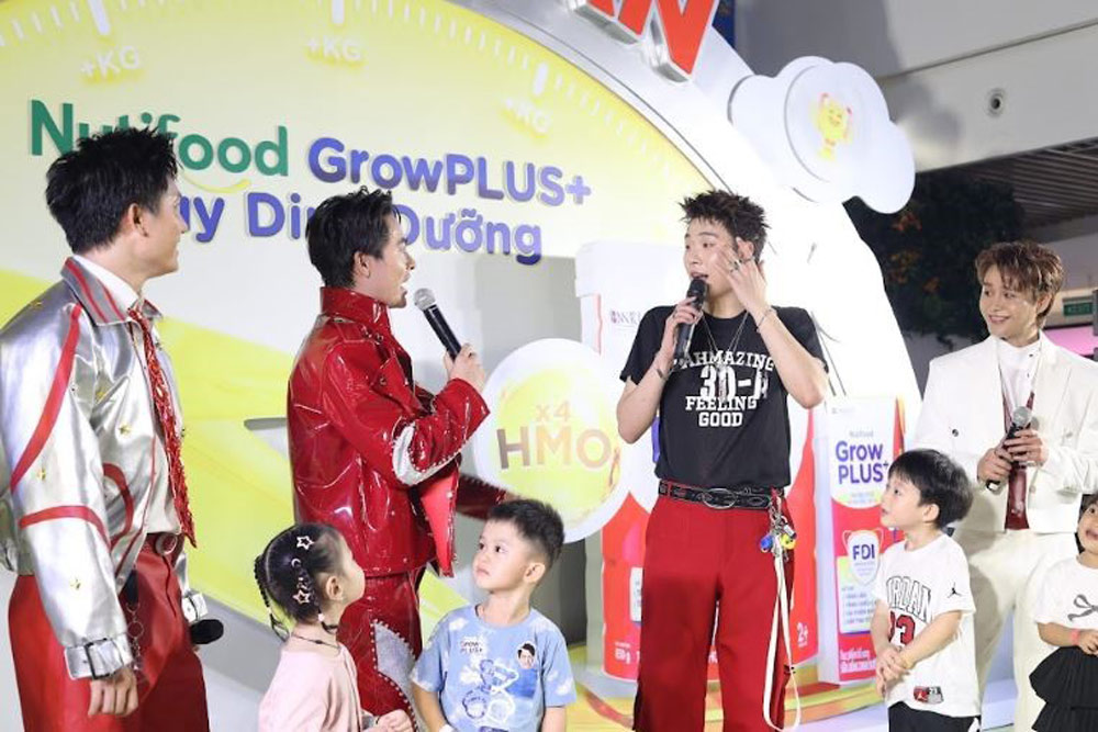 Su co mat cua Be Tan – Vo Tan Phat, Be Do – Duong Domic, Be Voi – Anh Tu va Be Tang – Tang Duy Tan da khien khong khi tai Ngay hoi “Ve chuyen lon” nong hon bao gio het. Anh: Nutifood