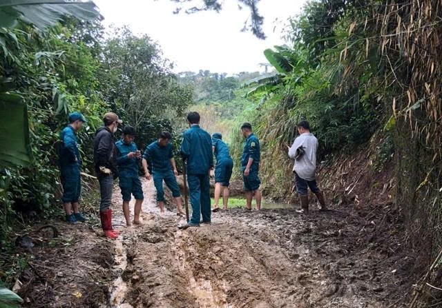 Luc luong dan quan tham gia cai tao tuyen duong tam. Anh: Lam Vien