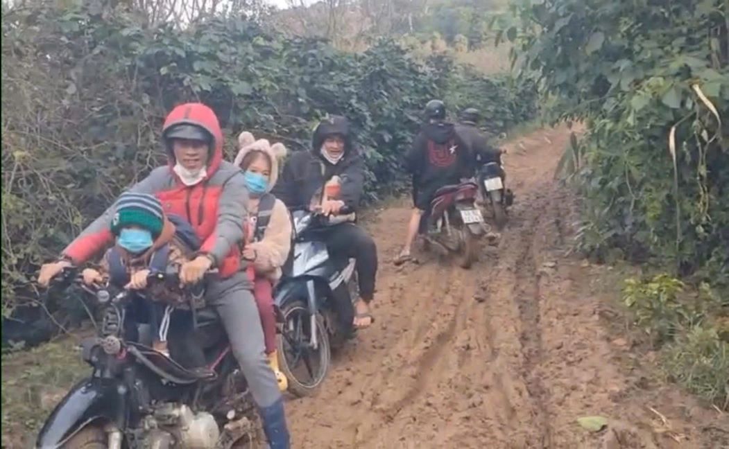 People and students had to cross the forest road due to the landslide of D'Ran Pass. Photo: Lam Vien