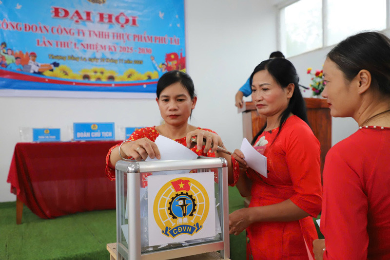 Bau Ban chap hanh cong doan. Anh: Vuong Anh