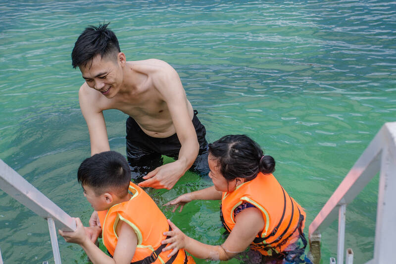 Du khach den tham quan, vui choi tai Vinh Uy Phong, khu vuc long ho Son La tai xa Quynh Nhai. Anh: Nhat Minh