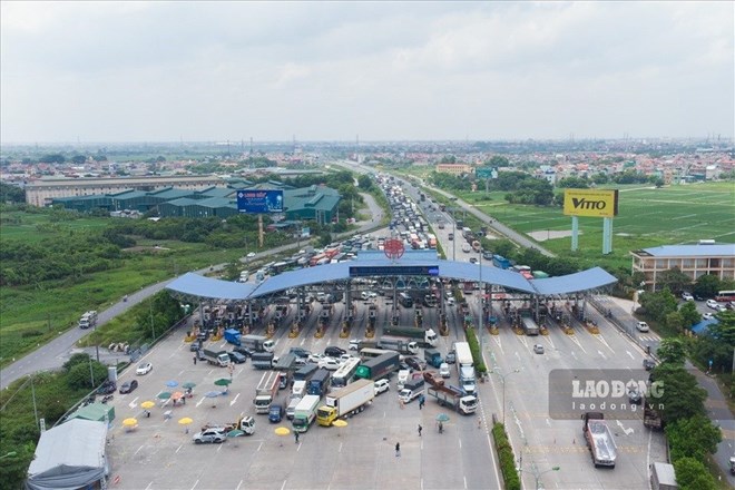 ファップヴァン - カウジー高速道路 (ハノイ) を走るノンストップの料金徴収トラム。写真: へ