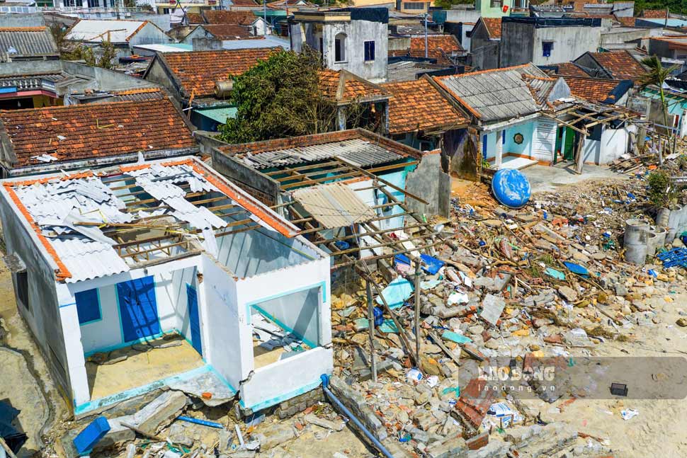 Hang loat ngoi nha tai lang bien Xuan Thanh chi con lai dong do nat sau bao. Anh: Tin Phan