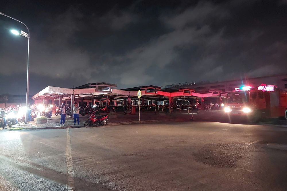 Power pole explosion in Hoa Khanh Industrial Park, thousands of households in Da Nang lost power. Photo: Ho Giap