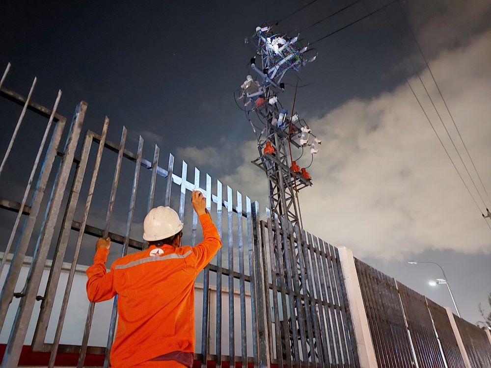 Su co khien hang nghin ho dan va mot so doanh nghiep mat dien. Anh: Ho Giap