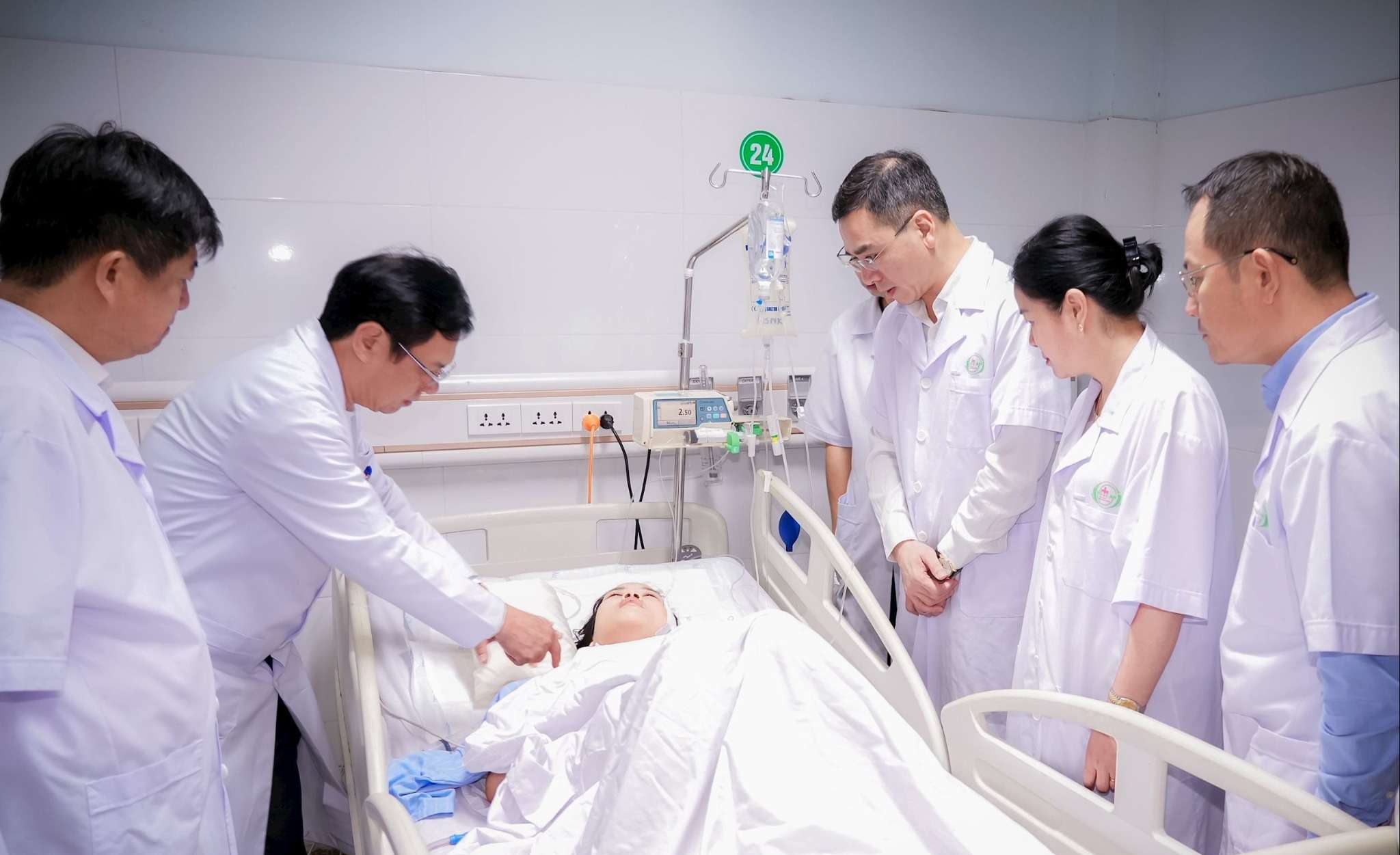 Doan cong tac cua Bo Y te tham hoi, dong vien dieu duong Nguyen Thuy Trang. Anh: Thanh Chung