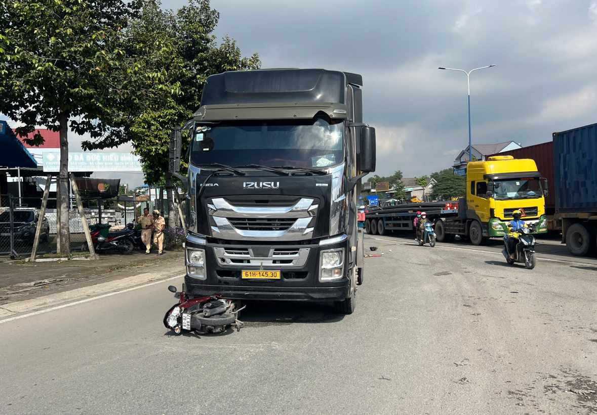 The scene of the accident that killed 3 people in Tan Dong Hiep ward, Ho Chi Minh City. Photo: Dinh Trong