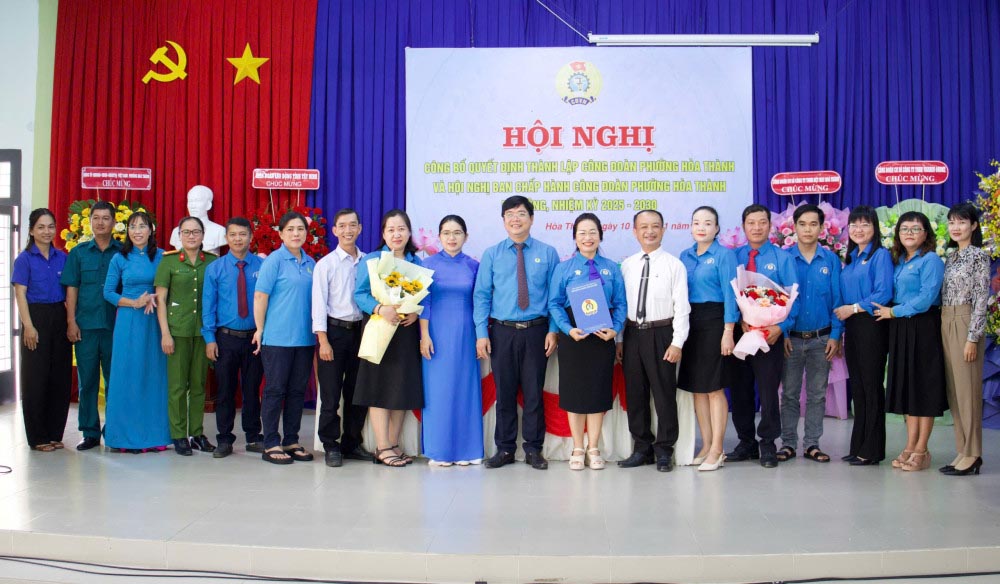 Tay Ninh Labor Federation announced the establishment of Hoa Thanh Ward Trade Union. Photo: Tay Ninh Provincial Federation of Labor