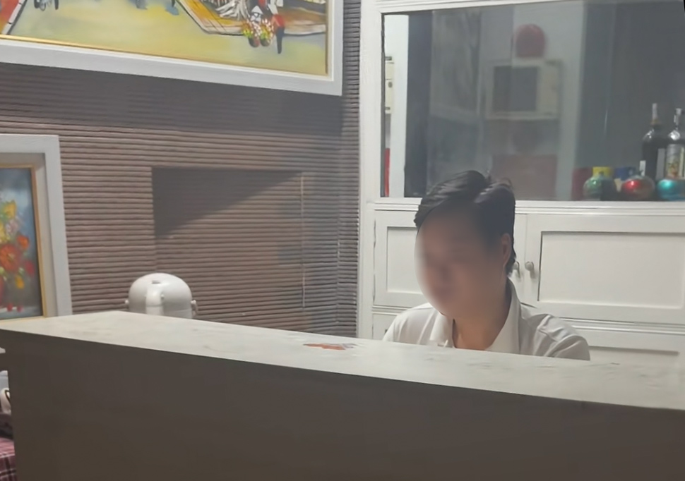 The female tourist was upset when the hotel receptionist announced that she could not accept rooms. Photo provided by the character