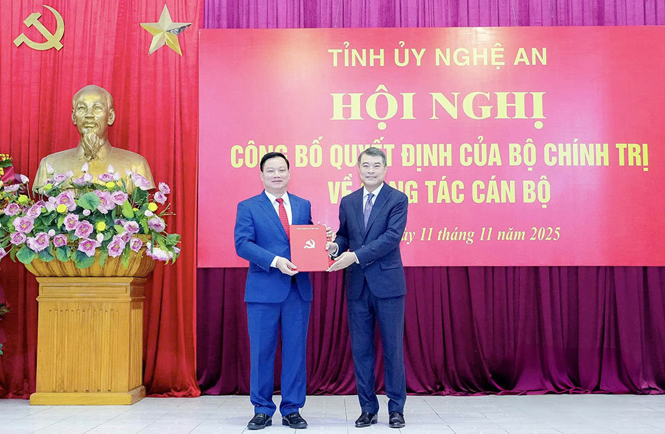 Mr. Nguyen Khac Than, Deputy Secretary of the Provincial Party Committee, Chairman of the People's Committee of Hung Yen province, was transferred, assigned and appointed by the Politburo to hold the position of Secretary of the Nghe An Provincial Party Committee for the 2025 - 2030 term. Photo: Ha Linh