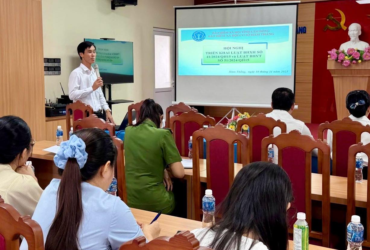 Dai dien co quan BHXH truyen dat cac diem moi lien quan den BHXH cho cac doanh nghiep. Anh: Hoang Ha