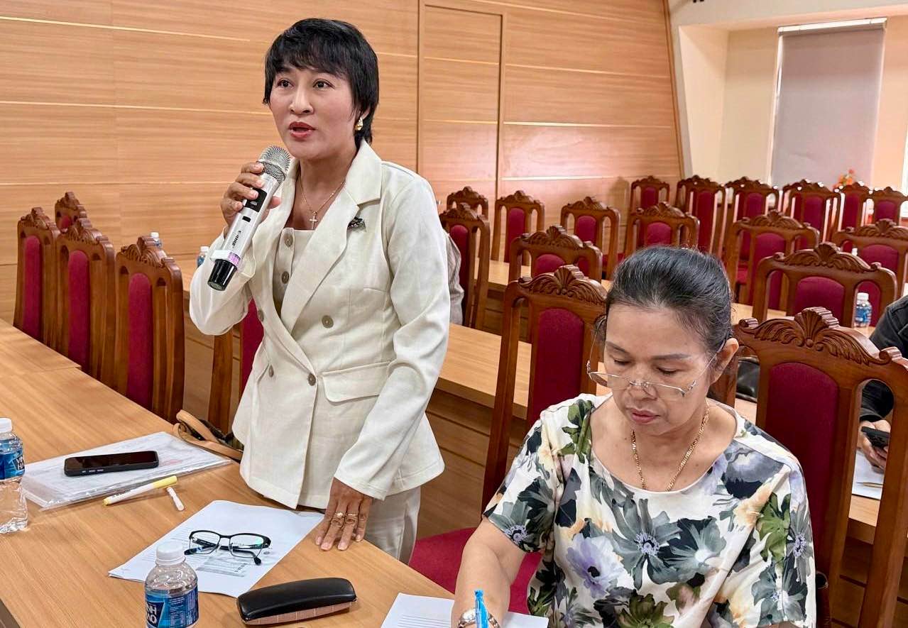 Dai dien cac doanh nghiep dat cac cau hoi lien quan den Bao hiem xa hoi. Anh: Hoang Ha