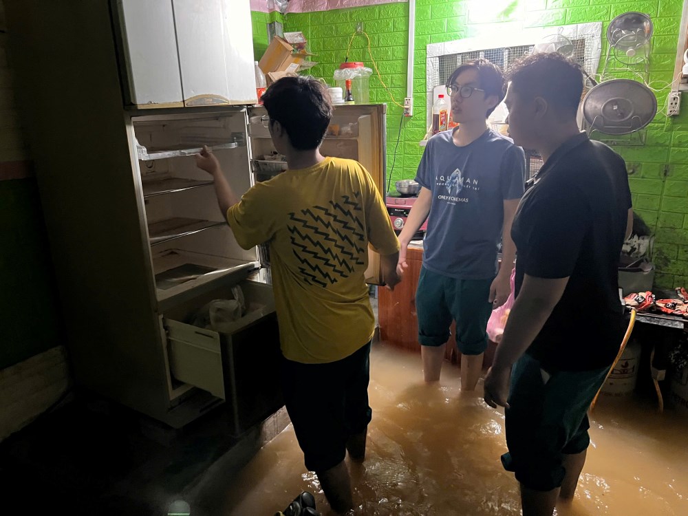 Can bo phuong va dan quan giup nguoi dan di chuyen do dac len cao de tranh ngap. Anh: Anh Tu