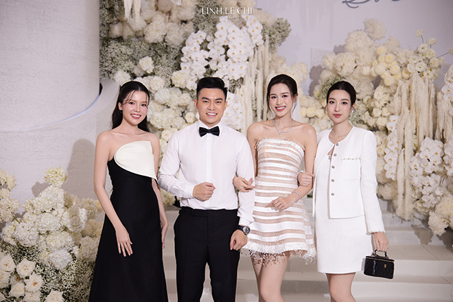 Hoa hau Do My Linh (phai) du tiec cuoi cua Hoa hau Do Thi Ha toi 9.11. Anh: Le Chi Linh