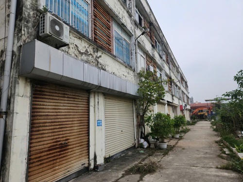 Day kiot dong cua nhieu nam dang xuong cap lang phi. Anh: Minh Hanh 