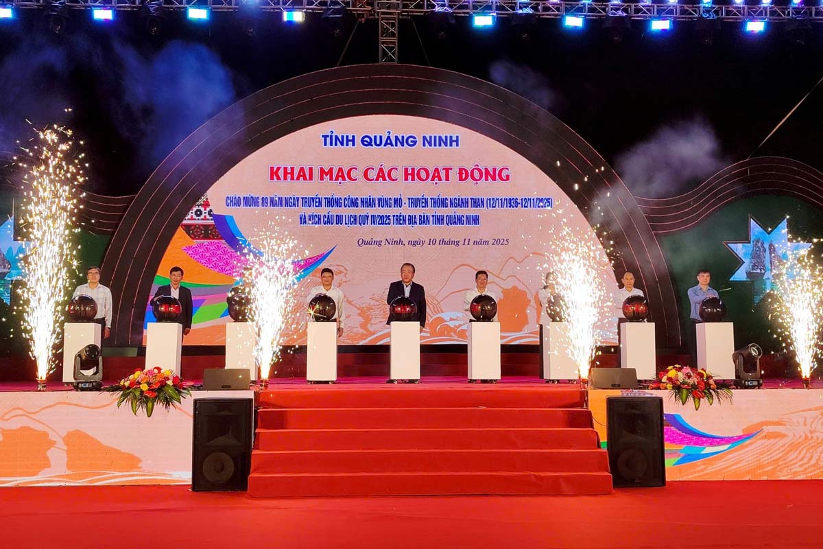 代表者らは、伝統的鉱山労働者の日89周年を記念する一連の活動の開会式を行った。写真：ドアン・フン