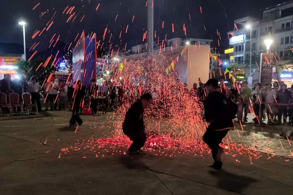 Trinh dien nghi le nhay lua cua nguoi Dao. Anh: Doan Hung