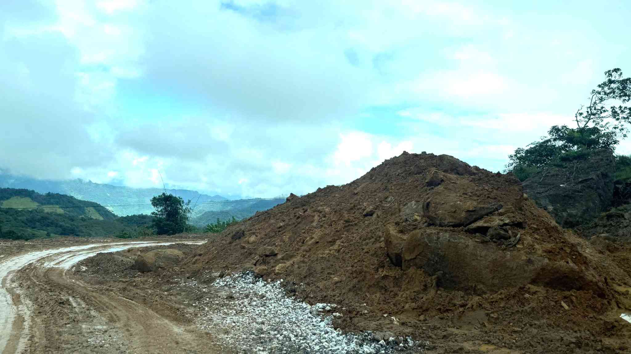 Nhieu dong dat da cao nhu nui chong chat ben cac tuyen duong, gay nguy hiem cho nguoi va phuong tien qua lai. Anh: QUANG DAI