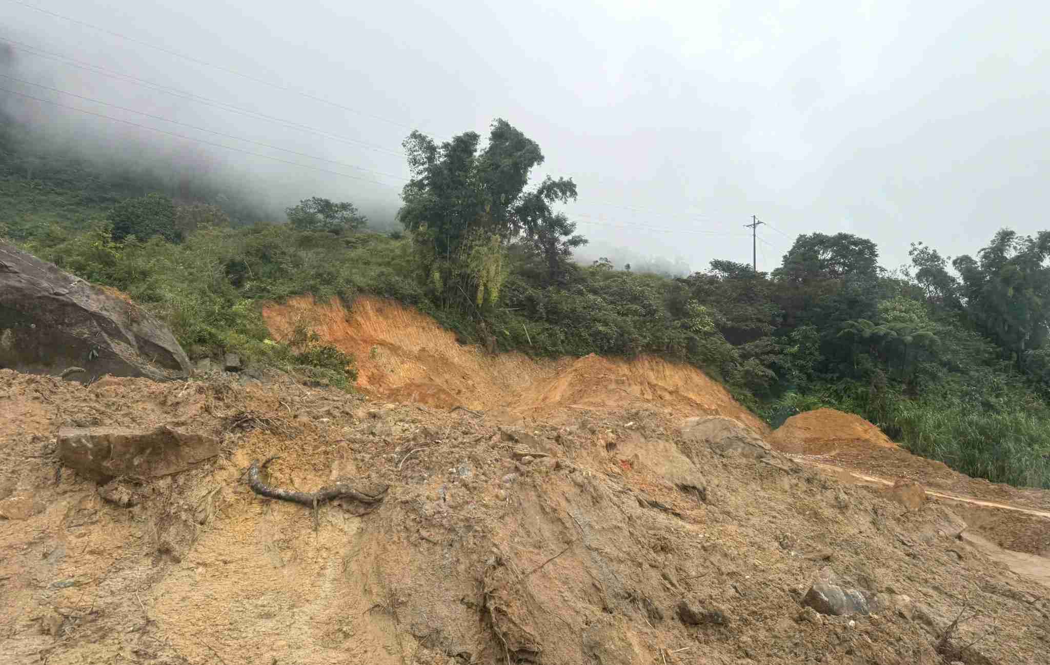  Nhieu doan duong van giu nguyen tinh trang sat lo tu sau bao so 3 den nay. Anh: QUANG DAI