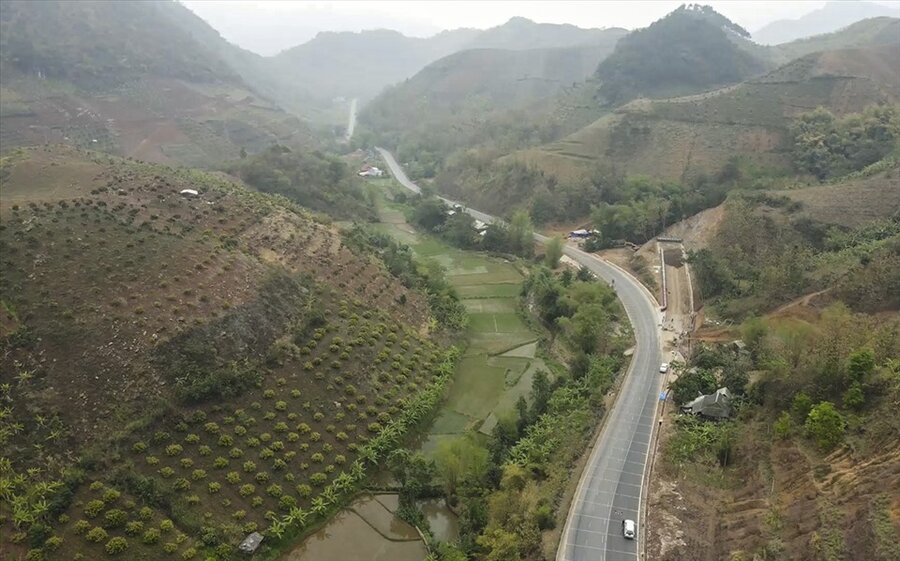 A section of National Highway 6 through Son La province. Photo: Van Thanh Chuong.