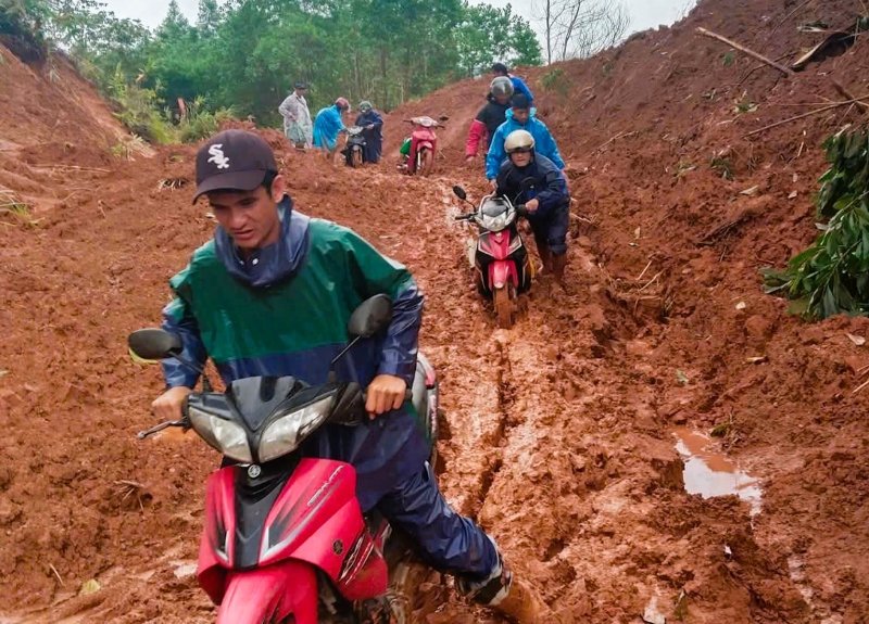 Teachers in the mountainous areas of Da Nang cross landslides to bring students to class