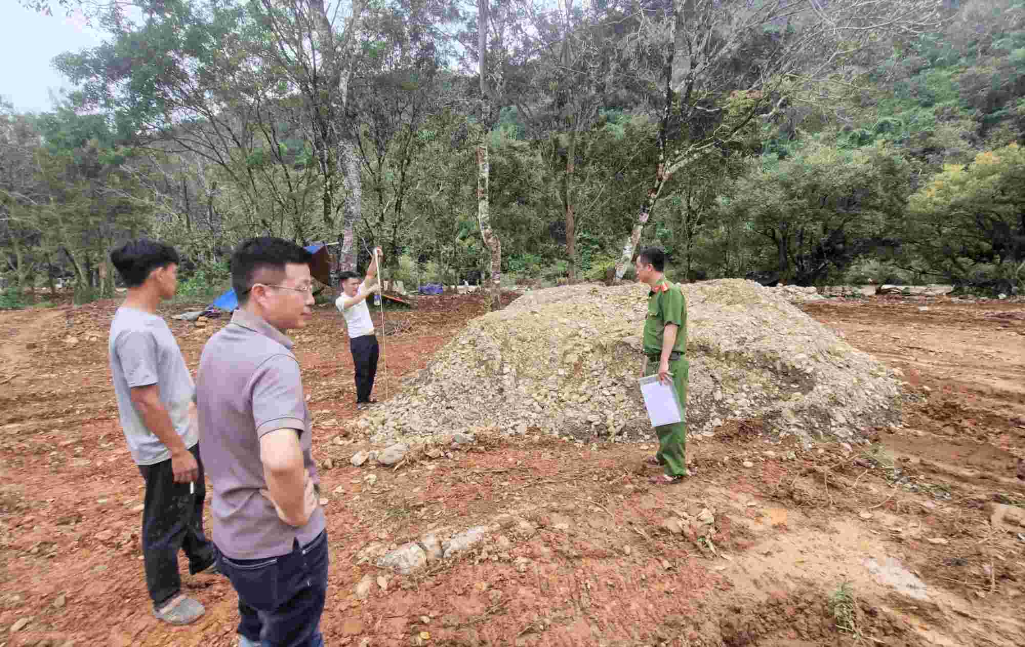The authorities conducted a count to clarify the case of mineral exploitation without a license in Da Huoai 2 commune. Photo: Phuc Khanh