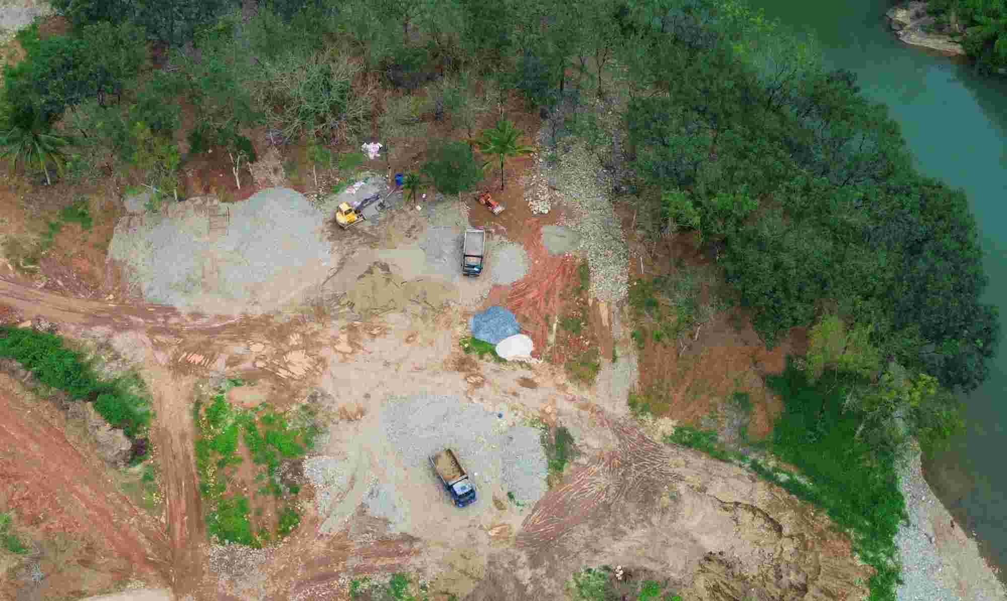 Dai cong truong khai thac cat, soi lau ven song Da Quay (Lam Dong). Anh: Phuc Khanh